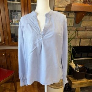 CLOTH & STONE SIZE LARGE LIGHT BLUE LONG SLEDVE V/NECK BLOUSE PLEATS ON SHOULDER